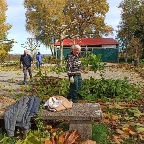 Pieroth lässt es sich nicht nehmen zu helfen
